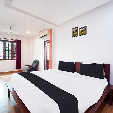 Super Townhouse City Center Ernakulam Kochi Bagian luar foto