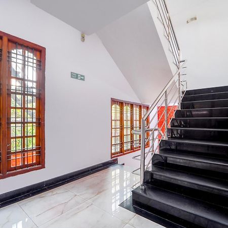 Super Townhouse City Center Ernakulam Kochi Bagian luar foto