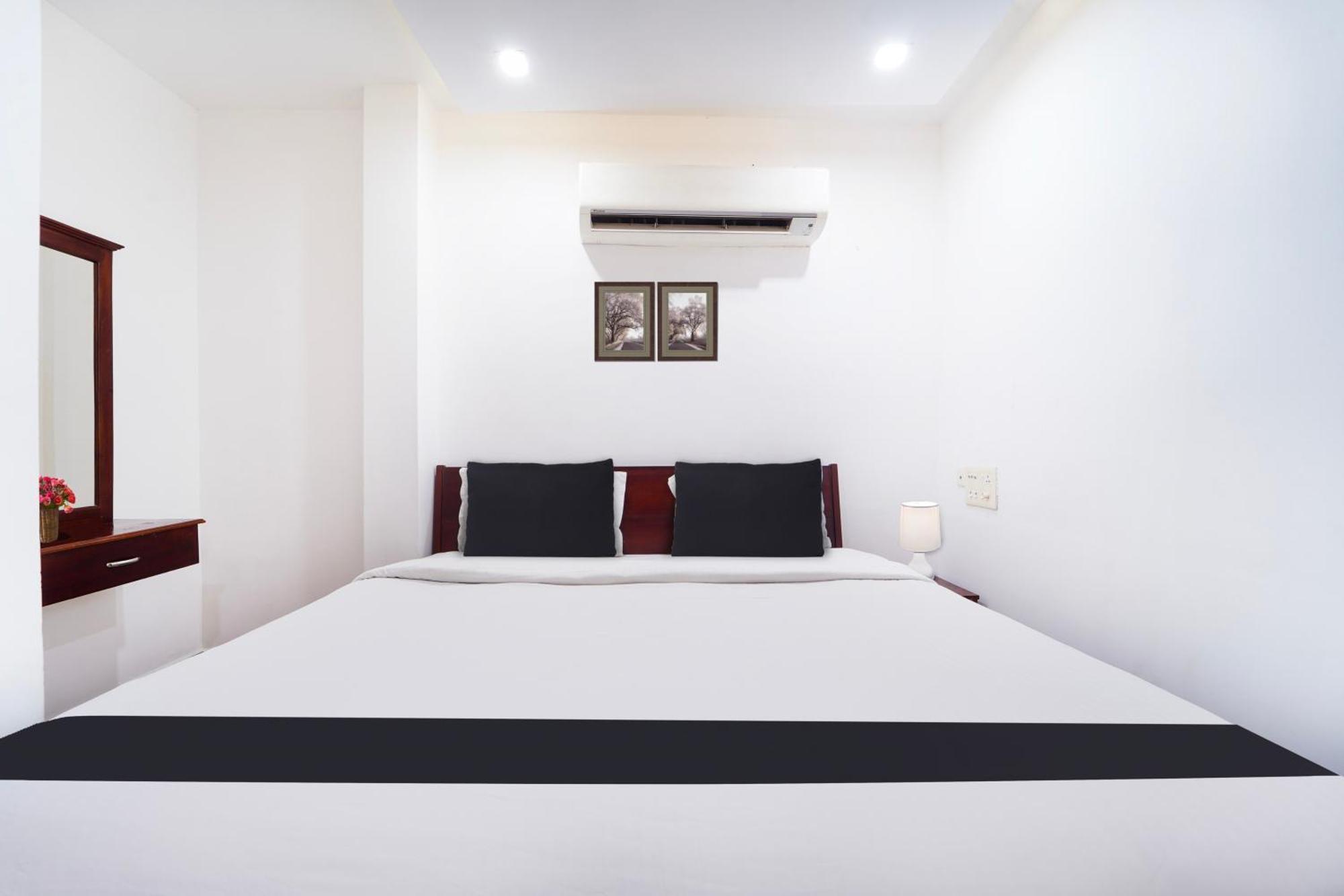 Super Townhouse City Center Ernakulam Kochi Bagian luar foto