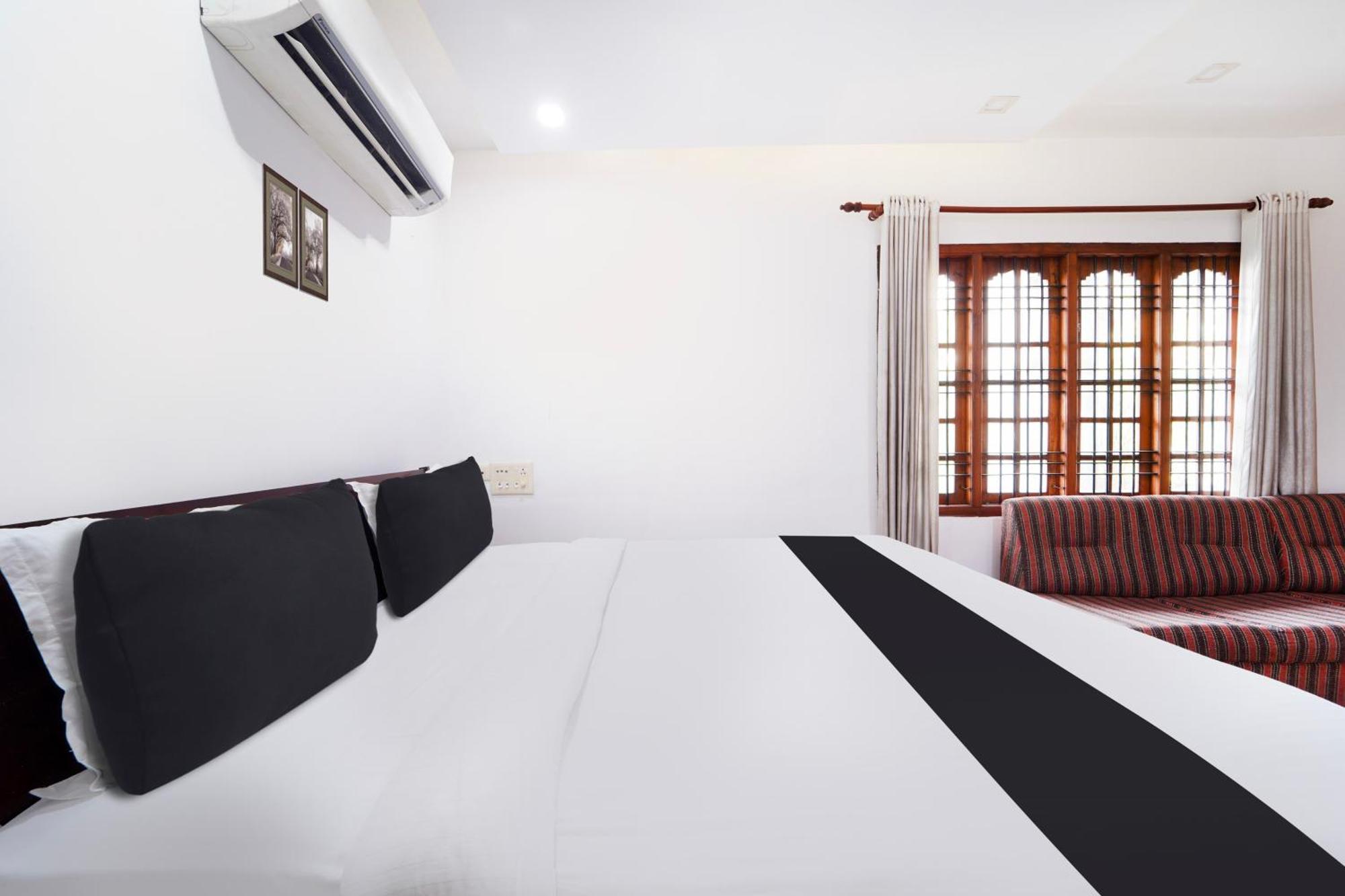 Super Townhouse City Center Ernakulam Kochi Bagian luar foto