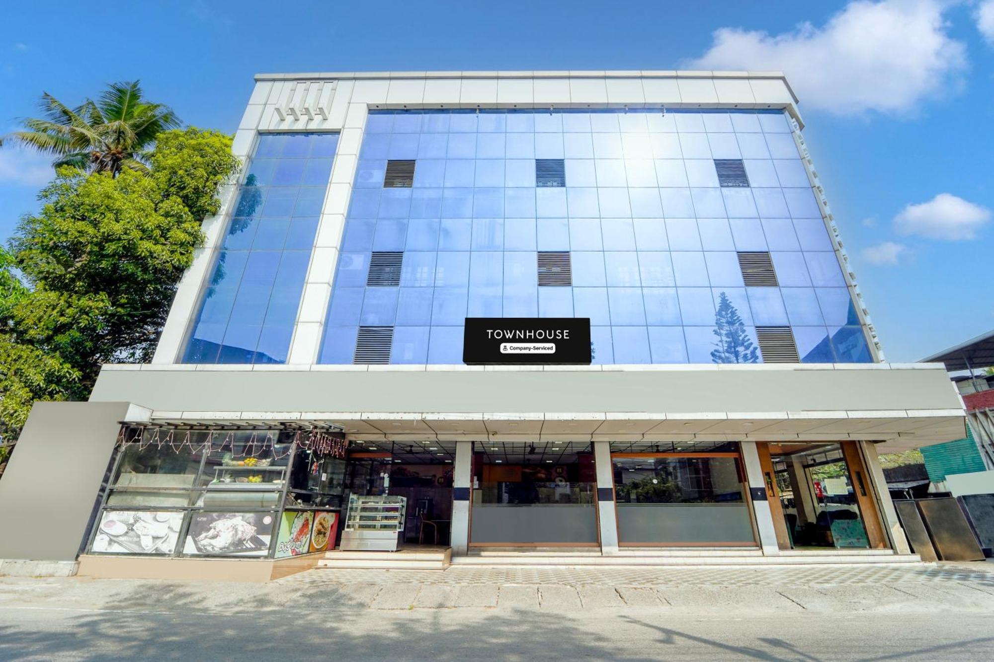 Super Townhouse City Center Ernakulam Kochi Bagian luar foto