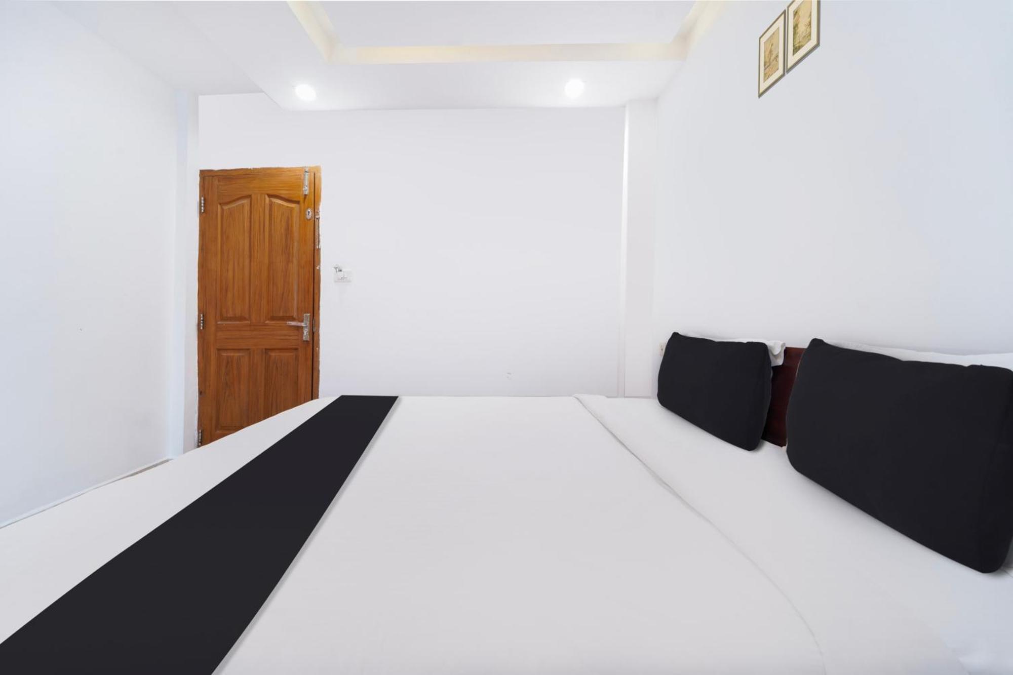 Super Townhouse City Center Ernakulam Kochi Bagian luar foto