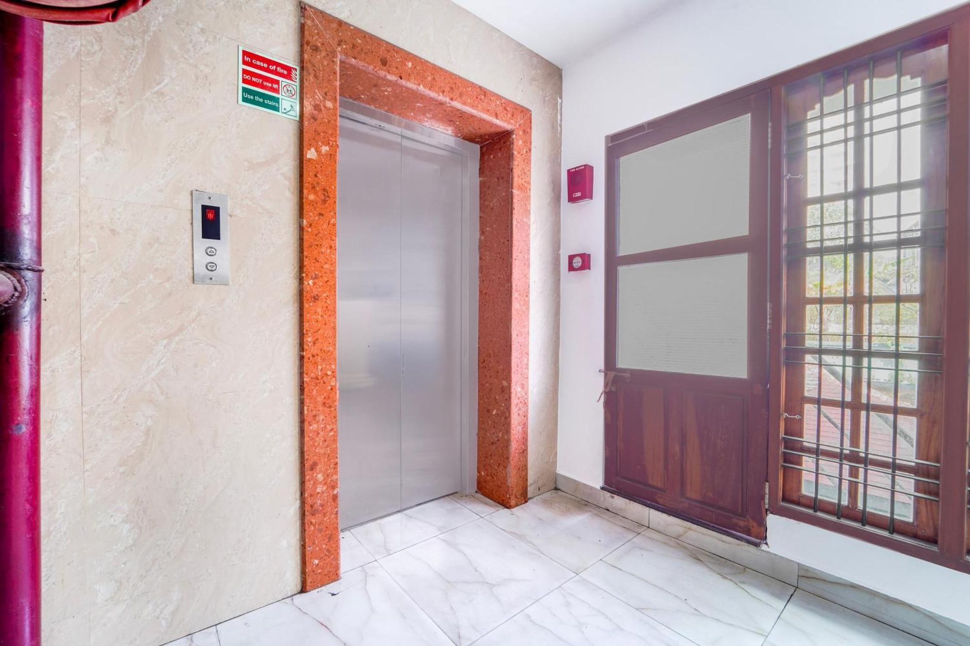 Super Townhouse City Center Ernakulam Kochi Bagian luar foto