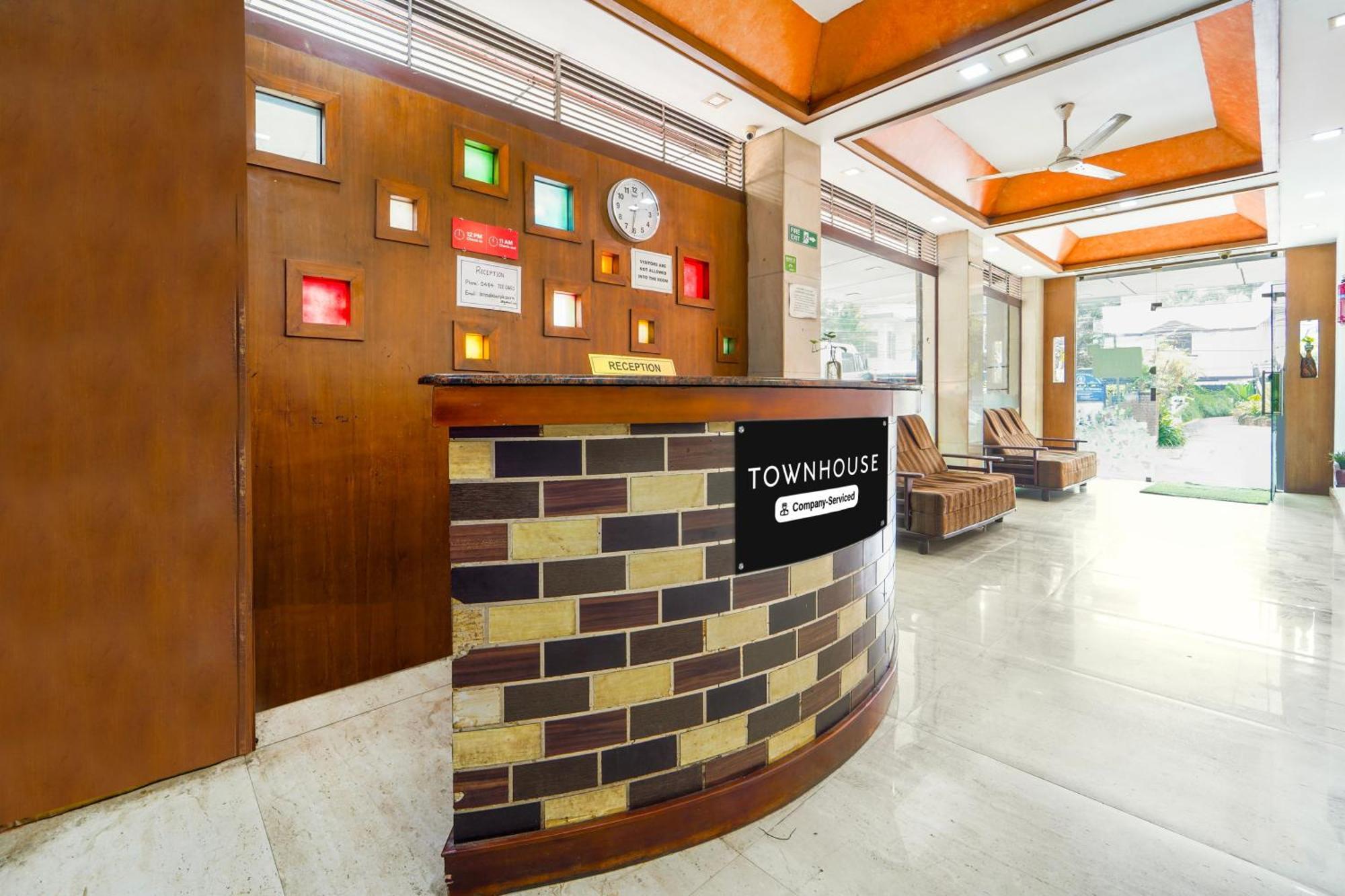 Super Townhouse City Center Ernakulam Kochi Bagian luar foto