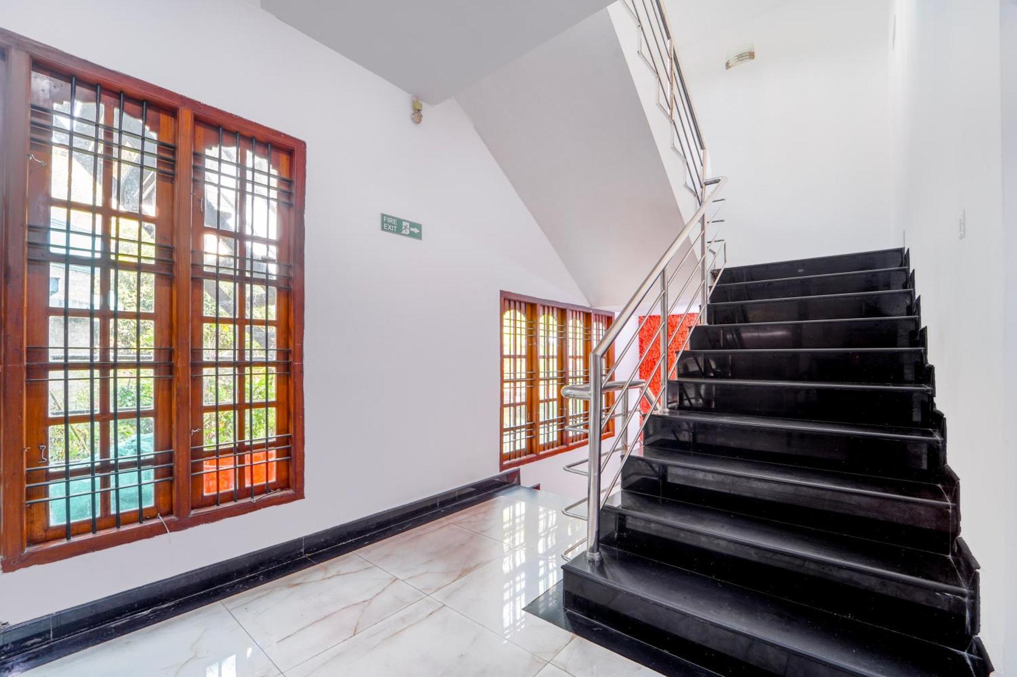 Super Townhouse City Center Ernakulam Kochi Bagian luar foto