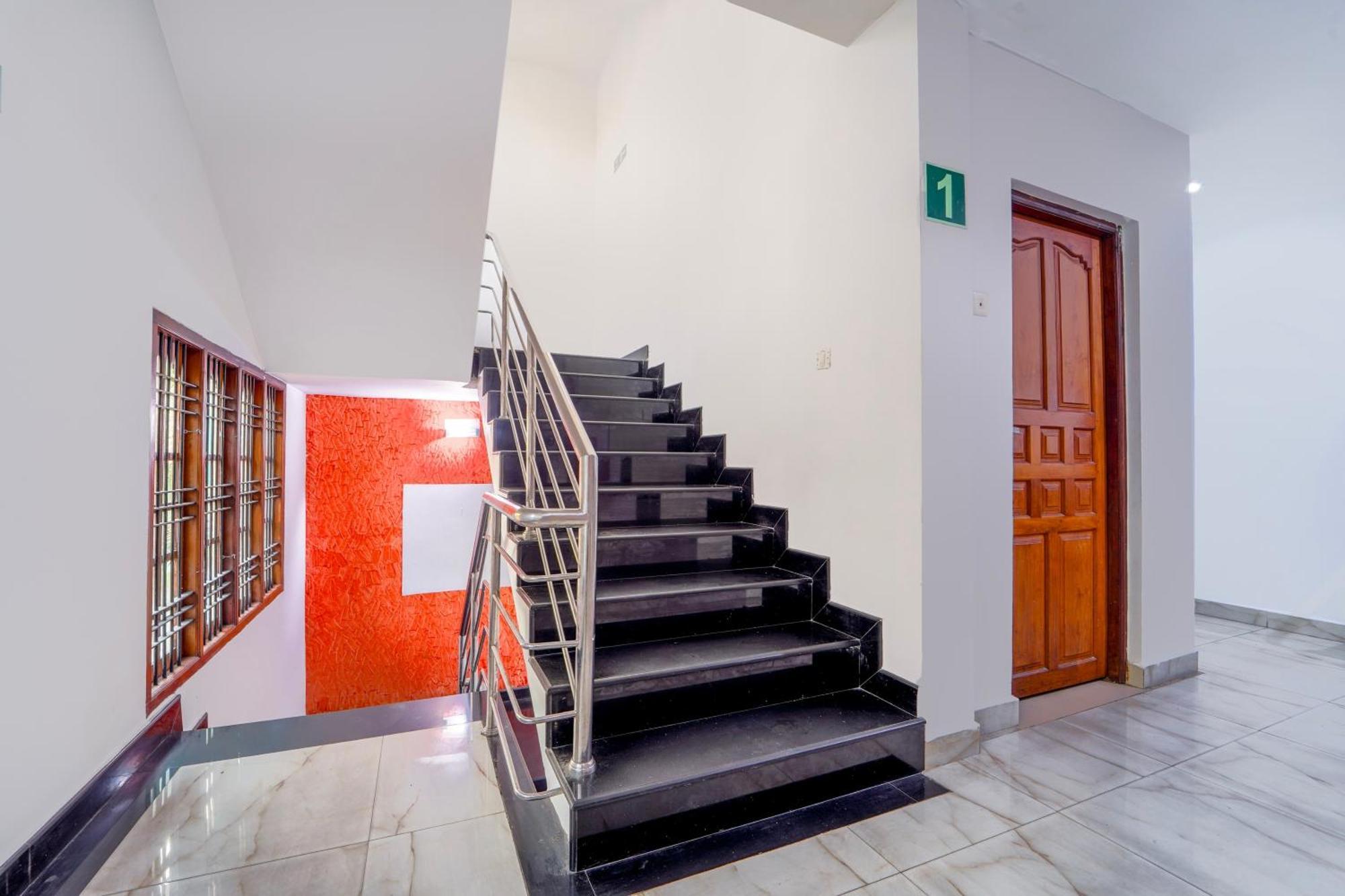 Super Townhouse City Center Ernakulam Kochi Bagian luar foto