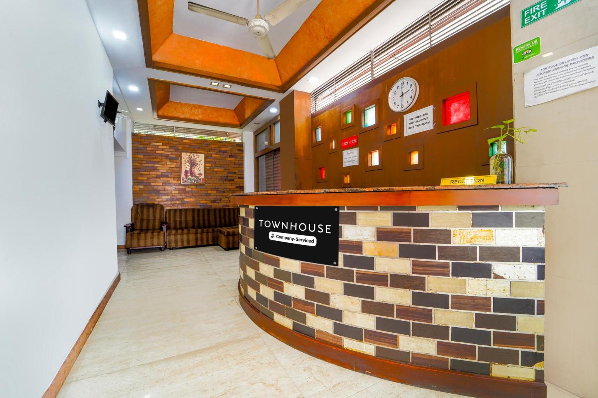 Super Townhouse City Center Ernakulam Kochi Bagian luar foto
