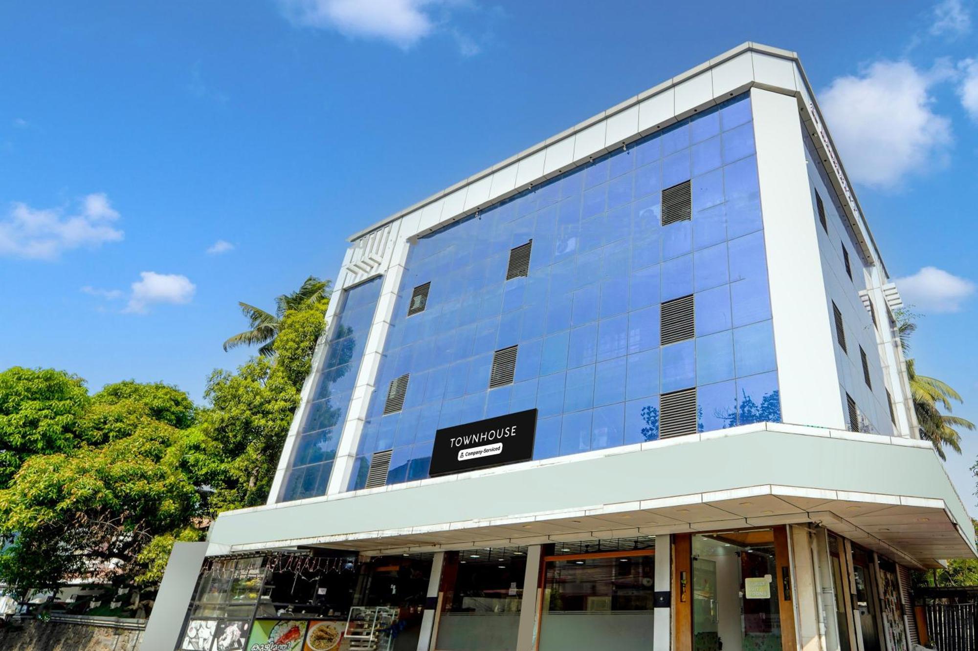 Super Townhouse City Center Ernakulam Kochi Bagian luar foto