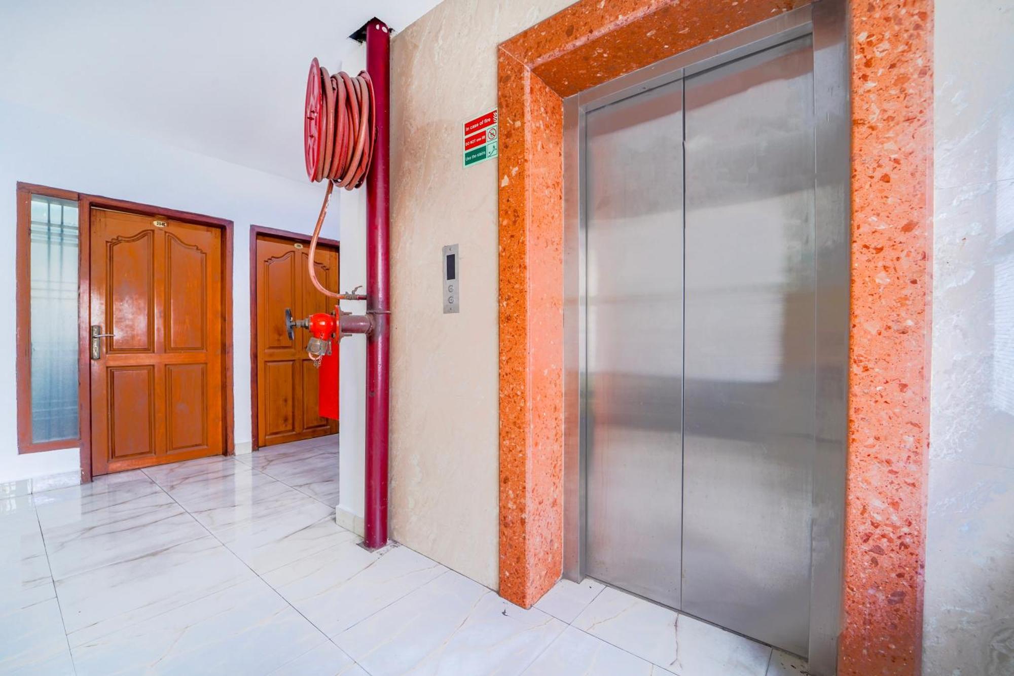 Super Townhouse City Center Ernakulam Kochi Bagian luar foto